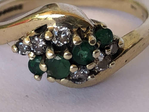 9ct YELLOW GOLD EMERALD AND DIAMOND DRESS RING  - BIRMINGHAM HALLMARKED - 3.64g TOTAL WEIGHT