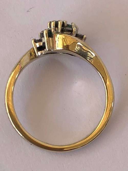 9ct YELLOW GOLD EMERALD AND DIAMOND DRESS RING  - BIRMINGHAM HALLMARKED - 3.64g TOTAL WEIGHT