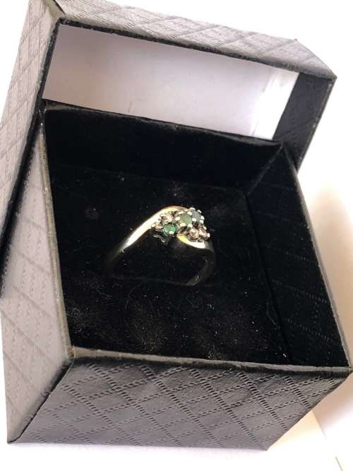 9ct YELLOW GOLD EMERALD AND DIAMOND DRESS RING  - BIRMINGHAM HALLMARKED - 3.64g TOTAL WEIGHT