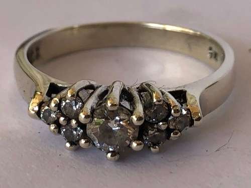 STUNNING 9ct WHITE GOLD AND CUBIC ZIRCONIA ENGAGEMENT RING - SIZE N - 3.33g - 7 CZ STONES