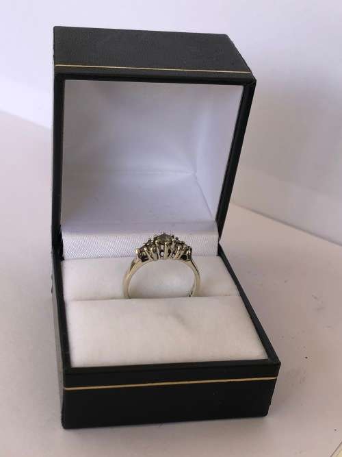 STUNNING 9ct WHITE GOLD AND CUBIC ZIRCONIA ENGAGEMENT RING - SIZE N - 3.33g - 7 CZ STONES