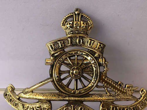 WW1 BRITISH ROYAL ARTILLERY CAP BADGE-  UBIQUE QUO FAS ET GLORIA DUCUNT - BRASS WWI THE GUNNERS