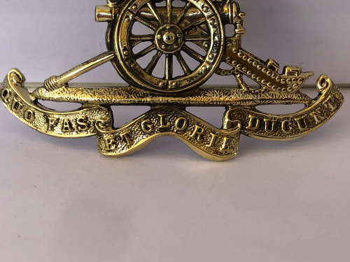 WW1 BRITISH ROYAL ARTILLERY CAP BADGE-  UBIQUE QUO FAS ET GLORIA DUCUNT - BRASS WWI THE GUNNERS