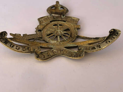 WW1 BRITISH ROYAL ARTILLERY CAP BADGE-  UBIQUE QUO FAS ET GLORIA DUCUNT - BRASS WWI THE GUNNERS
