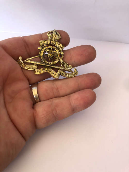 WW1 BRITISH ROYAL ARTILLERY CAP BADGE-  UBIQUE QUO FAS ET GLORIA DUCUNT - BRASS WWI THE GUNNERS
