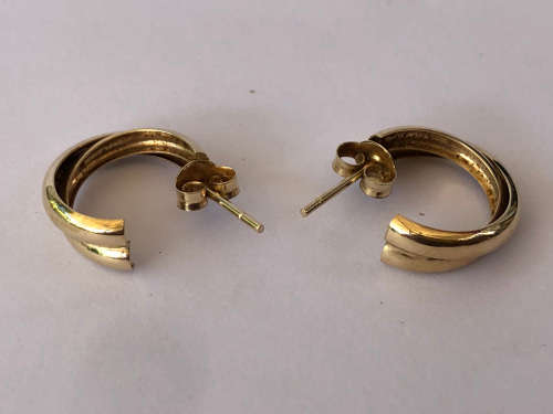 GORGEOUS PAIR OF VINTAGE 9ct YELLOW GOLD SWIRL EARRINGS - THE BUTTERFLY`S ARE MARKED - 1.56g