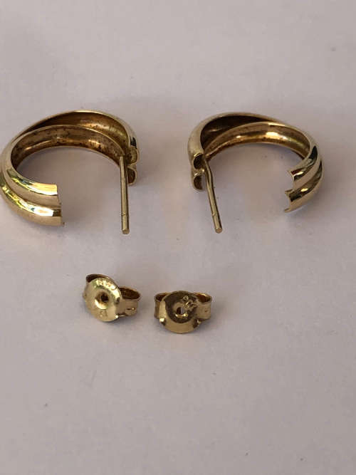 GORGEOUS PAIR OF VINTAGE 9ct YELLOW GOLD SWIRL EARRINGS - THE BUTTERFLY`S ARE MARKED - 1.56g
