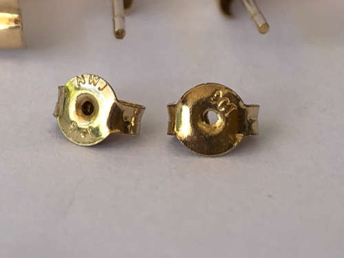 GORGEOUS PAIR OF VINTAGE 9ct YELLOW GOLD SWIRL EARRINGS - THE BUTTERFLY`S ARE MARKED - 1.56g