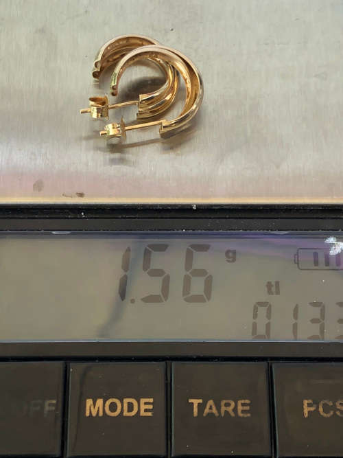 GORGEOUS PAIR OF VINTAGE 9ct YELLOW GOLD SWIRL EARRINGS - THE BUTTERFLY`S ARE MARKED - 1.56g