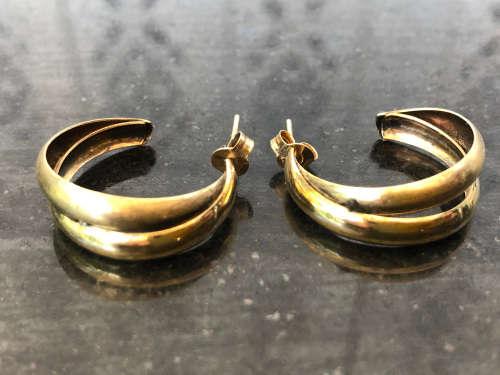 GORGEOUS PAIR OF VINTAGE 9ct YELLOW GOLD SWIRL EARRINGS - THE BUTTERFLY`S ARE MARKED - 3.23g