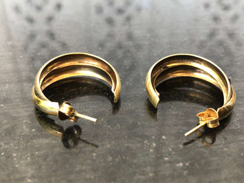GORGEOUS PAIR OF VINTAGE 9ct YELLOW GOLD SWIRL EARRINGS - THE BUTTERFLY`S ARE MARKED - 3.23g