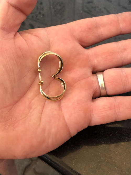 GORGEOUS PAIR OF VINTAGE 9ct YELLOW GOLD SWIRL EARRINGS - THE BUTTERFLY`S ARE MARKED - 3.23g