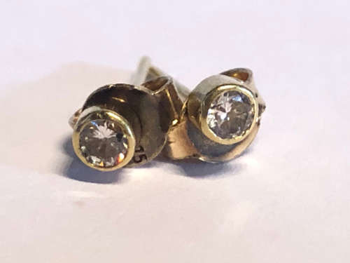 9ct YELLOW GOLD STUD DIAMOND EARRINGS - 2 X  2.5mm (0.055ct) G/H VS-SI - .7g - VALUATION R 7700.00