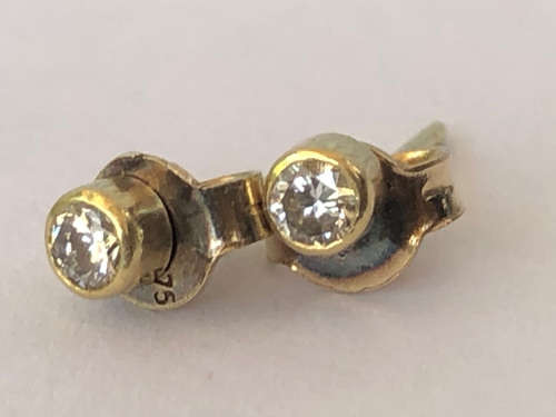 9ct YELLOW GOLD STUD DIAMOND EARRINGS - 2 X  2.5mm (0.055ct) G/H VS-SI - .7g - VALUATION R 7700.00