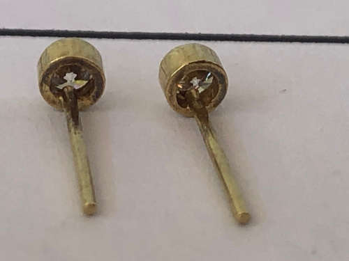 9ct YELLOW GOLD STUD DIAMOND EARRINGS - 2 X  2.5mm (0.055ct) G/H VS-SI - .7g - VALUATION R 7700.00
