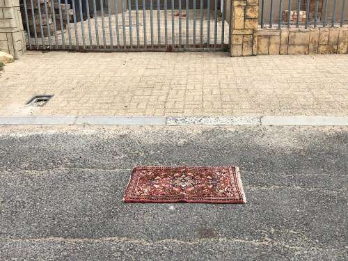 STUNNING NICELY WORN HAND KNOTTED PURE WOOL VEGETABLE DYE THICK PILE PERSIAN RUG - 580 X 850mm