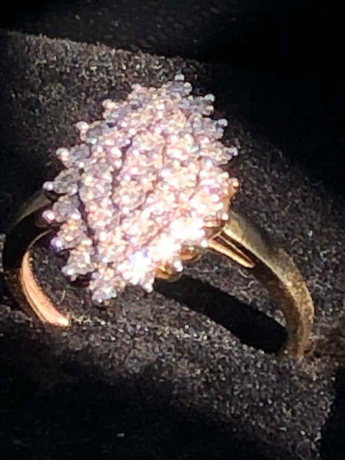 STUNNING 9ct YELLOW GOLD AND DIAMOND OVAL CLUSTER DESIGNER DRESS RING - 3.36g