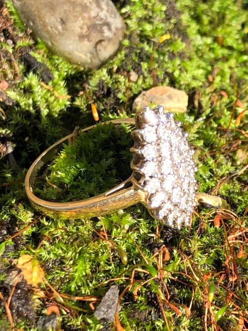 STUNNING 9ct YELLOW GOLD AND DIAMOND OVAL CLUSTER DESIGNER DRESS RING - 3.36g