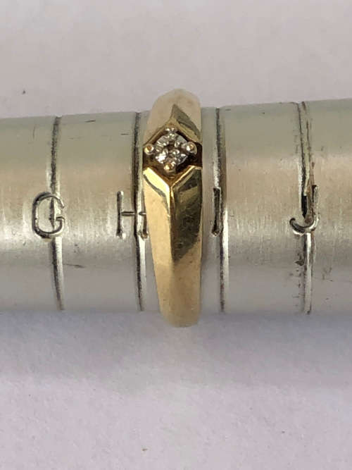 9ct VINTAGE YELLOW GOLD AND DIAMOND RING MARKED `AM` - SIZE H1/2 - 1.43g