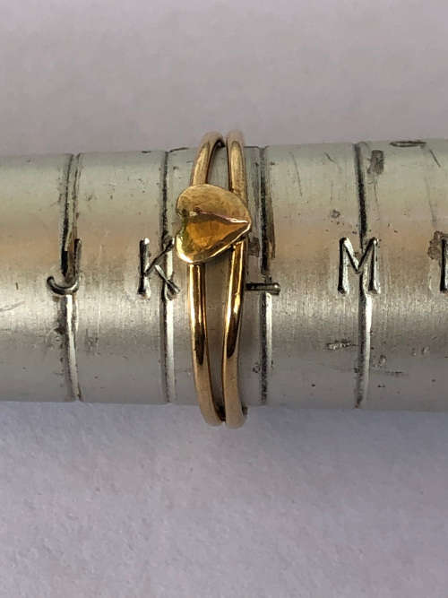 GORGEOUS 9ct VINTAGE YELLOW GOLD HALLMARKED HEART RING  - SIZE K1/2 - 1.18g