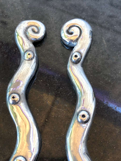 1 WEEK SALE !!! CARROL BOYES FUNCTIONAL ART !!! SPOTTED WAVE PATTERN SALAD SERVERS - CLEARLY MARKED