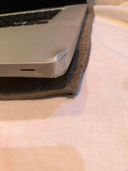 APPLE MACBOOK PRO - NOT WORKING - SPARES ONLY