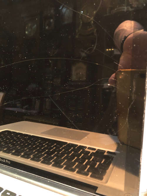 APPLE MACBOOK PRO - NOT WORKING - SPARES ONLY