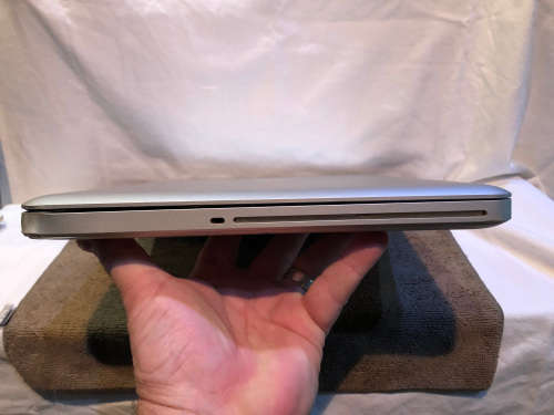 APPLE MACBOOK PRO - NOT WORKING - SPARES ONLY