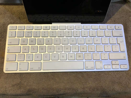 APPLE IPAD 2 MODEL A1395 WITH A KEYBOARD DOCK A1359 - BOTH FOR SPARES