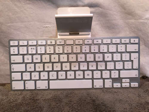 APPLE IPAD 2 MODEL A1395 WITH A KEYBOARD DOCK A1359 - BOTH FOR SPARES