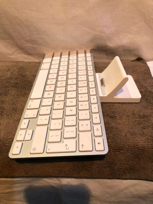APPLE IPAD 2 MODEL A1395 WITH A KEYBOARD DOCK A1359 - BOTH FOR SPARES