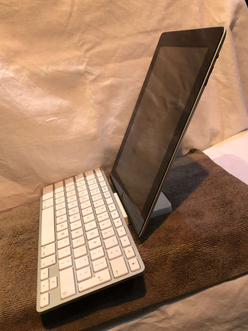 APPLE IPAD 2 MODEL A1395 WITH A KEYBOARD DOCK A1359 - BOTH FOR SPARES