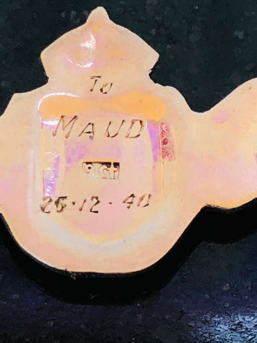 WOW !!! STUNNING WW2 9ct YELLOW GOLD AND ENAMEL SWEET HEART BROOCH - `TO MAUD 25/12/40` -