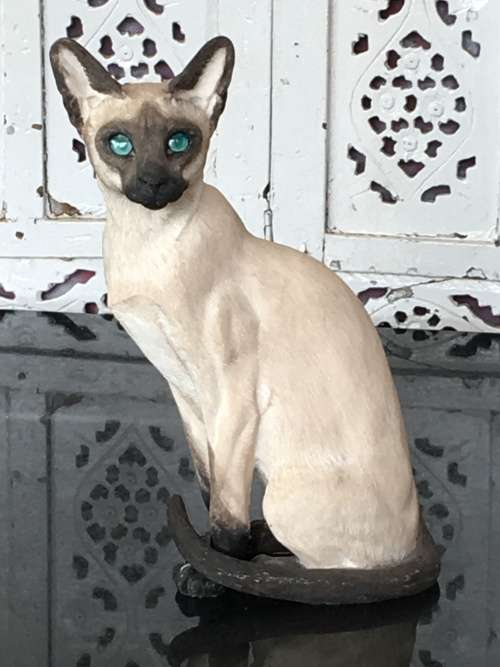 COUNTRY ARTISTS COLLECTABLE CAT FIGURINE -.SIGNED and DATED 2003 -  SIAMESE CAT GLASS EYES