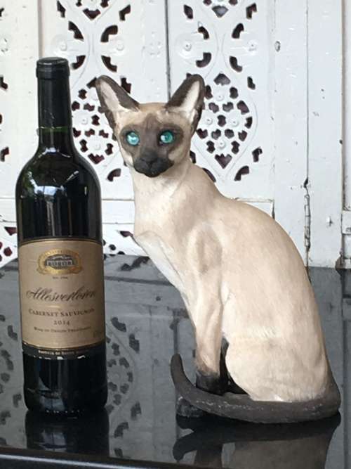COUNTRY ARTISTS COLLECTABLE CAT FIGURINE -.SIGNED and DATED 2003 -  SIAMESE CAT GLASS EYES