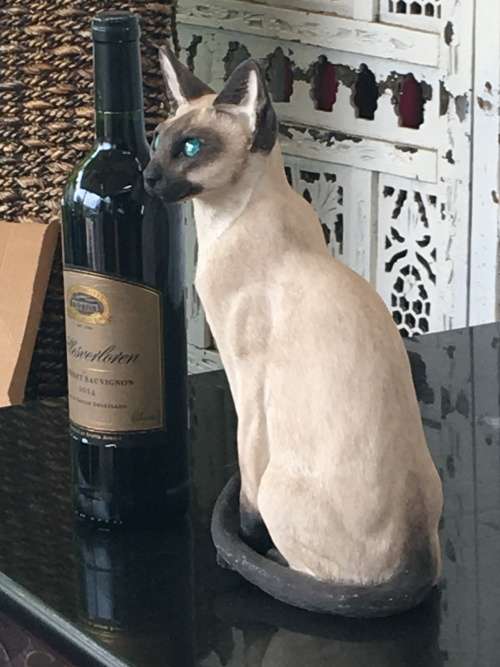 COUNTRY ARTISTS COLLECTABLE CAT FIGURINE -.SIGNED and DATED 2003 -  SIAMESE CAT GLASS EYES