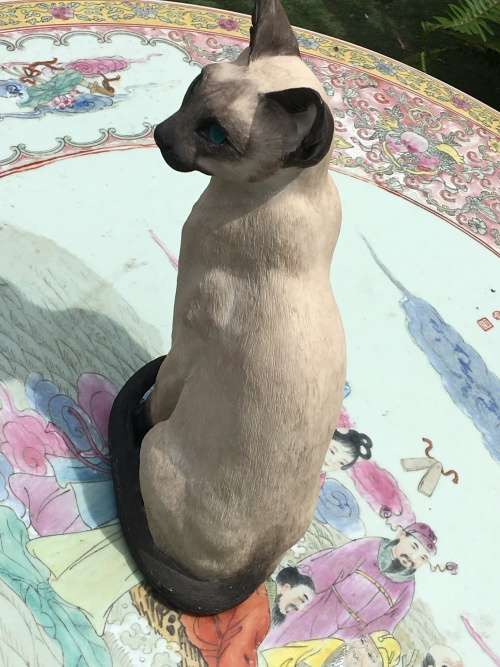 COUNTRY ARTISTS COLLECTABLE CAT FIGURINE -.SIGNED and DATED 2003 -  SIAMESE CAT GLASS EYES
