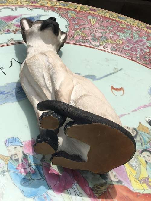 COUNTRY ARTISTS COLLECTABLE CAT FIGURINE -.SIGNED and DATED 2003 -  SIAMESE CAT GLASS EYES