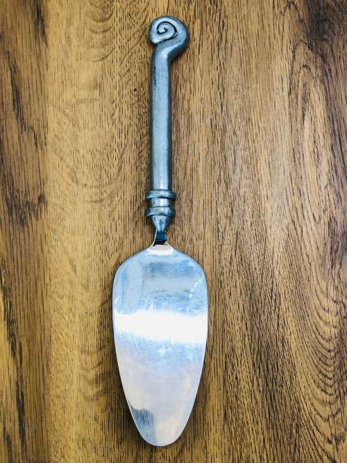 CARROL BOYES FUNCTIONAL ART !!! SINGLE COIL PATTERN CAKE LIFTER - EARLY HEAVY PIECE