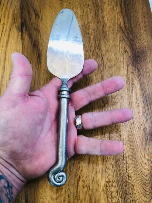 CARROL BOYES FUNCTIONAL ART !!! SINGLE COIL PATTERN CAKE LIFTER - EARLY HEAVY PIECE