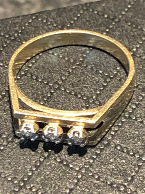 WOW !!! GORGEOUS ANTIQUE 9ct YELLOW GOLD AND DIAMOND RING WITH 3 DIAMONDS - 2.7g - SIZE O1/2