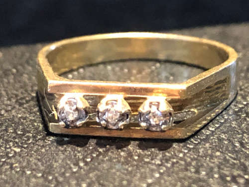 WOW !!! GORGEOUS ANTIQUE 9ct YELLOW GOLD AND DIAMOND RING WITH 3 DIAMONDS - 2.7g - SIZE O1/2