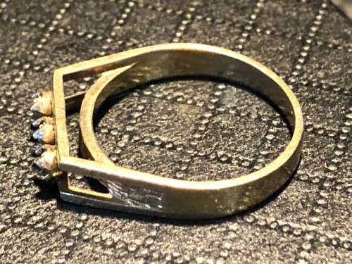 WOW !!! GORGEOUS ANTIQUE 9ct YELLOW GOLD AND DIAMOND RING WITH 3 DIAMONDS - 2.7g - SIZE O1/2