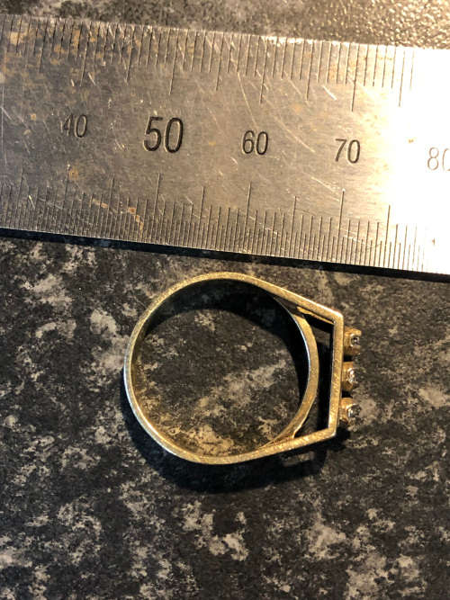 WOW !!! GORGEOUS ANTIQUE 9ct YELLOW GOLD AND DIAMOND RING WITH 3 DIAMONDS - 2.7g - SIZE O1/2