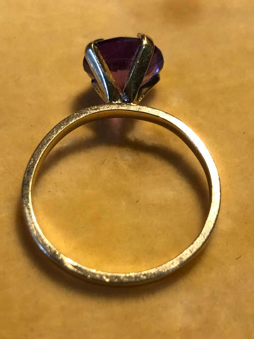 WOW !! STUNNING VINTAGE 9ct YELLOW GOLD AND AMETHYST DRESS RING - SIZE P - CLEARLY MARKED - 2.41g
