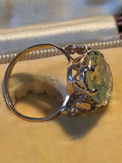 WOW !! STUNNING VINTAGE 9ct YELLOW GOLD AND PERIDOT DRESS RING - SIZE L 1/2 - CLEARLY MARKED - 4.54g