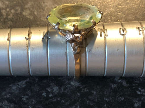 WOW !! STUNNING VINTAGE 9ct YELLOW GOLD AND PERIDOT DRESS RING - SIZE L 1/2 - CLEARLY MARKED - 4.54g