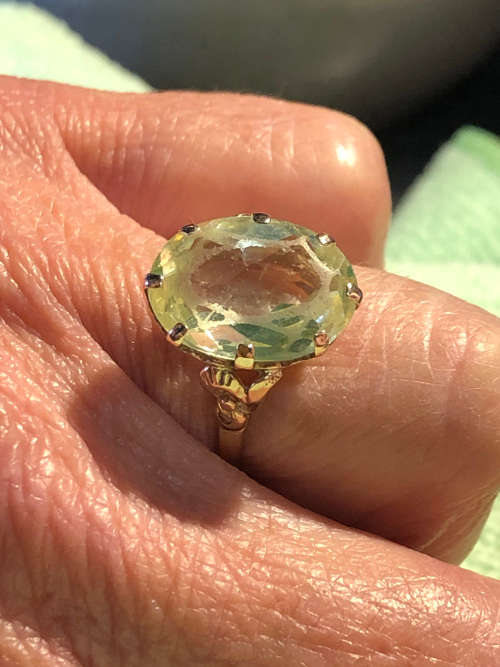 WOW !! STUNNING VINTAGE 9ct YELLOW GOLD AND PERIDOT DRESS RING - SIZE L 1/2 - CLEARLY MARKED - 4.54g