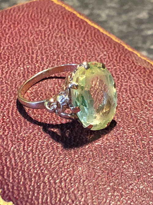 WOW !! STUNNING VINTAGE 9ct YELLOW GOLD AND PERIDOT DRESS RING - SIZE L 1/2 - CLEARLY MARKED - 4.54g