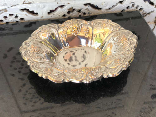 STUNNING PIECE !!! BEAUTIFULLY EMBOSSED SILVER PLATED DRESSING TABLE TRINKET DISH